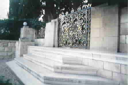 Monument Gardens: Entrance